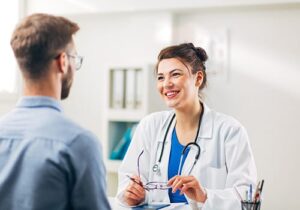 a nurse consults a patient in one of the effective medical drug detox centers